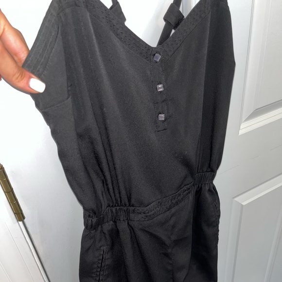 Black BCBG romper short pants jumpsuit with low back detail and pockets size 4 - Picture 7 of 14